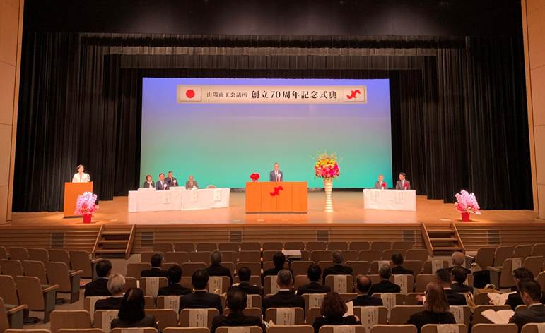 屋内, テーブル, 座る, コンピュータ が含まれている画像
AI 生成コンテンツは誤りを含む可能性があります。