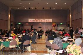 ���X�g�����̃e�[�u���ɍ����Ă���l�X

AI �����R���e���c�͌����܂މ\��������܂��B